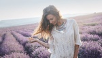 Boho halenky vnesou do šatníku pořádnou porci romantiky a ženskosti: Zahalte se do vzdušných volánků i krajky. Máme tipy, s čím je kombinovat