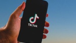 TikTok čelí obvinění z porušení digitální legislativy EU: Hrozí mu vysoká pokuta za netransparentní reklamy
