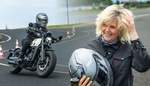 První dáma se umí umazat od oleje: Vysmátá Eva Pavlová řádila na těžké motorce