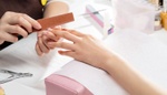Aura nails jsou opět v kurzu: Jeden z největších nehtových trendů tohoto léta snese jakékoli barevné kombinace