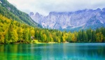 Zapomeňte na přeplněné pláže. Toto italské jezero se stává letním hitem, Češi ho vůbec neznají