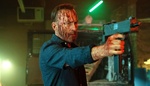 Nejkrvavější filmová dovolená. Druhý Nikdo trhá v brutálním traileru mafii a Sharon Stone na kousky