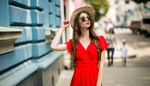 A​ktuální módní trendy pro ženy nad 50 let: Vedou tlumené palety barev, výrazné šaty a transparentní sukně. Víme, jak je začlenit do svého šatníku