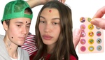 Nestyďte se za pupínky: Vtipné náplasti na akné můžete nosit i ven jako Justin a Hailey Bieberovi