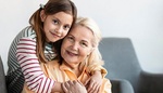 Babi, tady máš seznam úkolů. Přetížených prarodičů přibývá