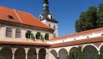 Kdysi tu vládli vojáci a nocí se ozýval smích žen. Dnes místo zarůstá trávou, ale naděje na záchranu ještě žije