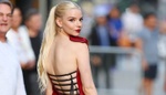 Herečka Anya Taylor-Joy jako královna svůdných outfitů. Stačí zatáhnout za šňůrku a na ulici by byla nahá