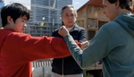 Karate Kid: Legendy je plné sympaťáků. Film pro novou generaci příjemně stmeluje kultury