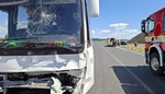Opilý řidič na Olomoucku způsobil nehodu: Při srážce s busem bylo zraněno 22 lidí