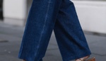 Zapomeňte na lodičky. Letní trendy 2025 ovládnou elegantní sandálky z retro materiálu