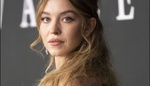 Sydney Sweeney jako vnadná ledová královna: Na premiéře filmu předvedla róbu netradiční barvy