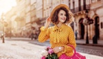 Polka dots místo květin: Jarní šaty, které omlazují. Puntíky jsou letos hravější než kdy dřív, ideální pro ženy, které chtějí vypadat svěže a elegantně