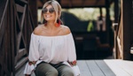 Oblečení, které vás zbytečně zahaluje: Méně je někdy více. Nebojte se ani ve zralém věku odhalit trochu kůže. S nadhledem a elegancí