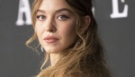 Sydney Sweeney jako vnadná ledová královna: Na premiéře filmu předvedla róbu netradiční barvy