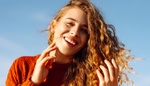 Curly Girl metoda vám pomůže ke krásným a definovaným kudrlinám. Mnoho lidí v ní však dělá zbytečné chyby