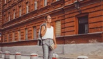 Cigaretové kalhoty z 80. let jsou zpět!  Jak je nosit po 50, abyste v nich omládla? Přidejte pásek či ledabyle zastrčený top. Inspirujte se v galerii