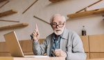 Senioři nad pětašedesát let mají slevu na základní potřeby. Stačí ukázat občanku