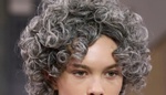 Nordic blond, platinová balayage a stříbrné vlasy: Jak o šedé vlasy v létě pečovat a neschovávat je