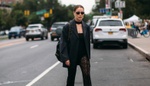 Jaké letní boty se hodí k černým kalhotám? Vsaďte na slavnou obuv z 90. let, který ozvláštní každý outfit