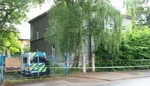 Squateři obsadili opuštěný dům v Praze: Nepomohl ani vyjednavač, policisté čekají, až slezou