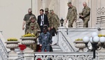 Rusové po jednání s Ukrajinou terčem výsměchu. Může za to jejich oblečení
