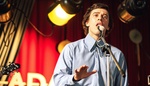 Vojtěch Kotek jako Karel Gott. Trailer k Duchoňovi ukazuje stinnou stránku socialistického showbyznysu