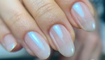 Trendy nehty na jaro 2025: Chromová manikúra neztrácí lesk a je plná elegance