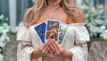 Tarotový výklad kartářky Alice Cross: Jedna karta varuje před konkurencí, druhá hovoří o důvěře, třetí nabádá k aktivitě. Jednu si vyberte