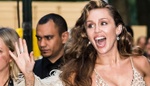 Miley Cyrus se na premiéře svého filmu odvázala. Dorazila v naprosto průsvitných síťovaných šatech
