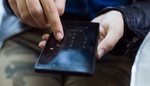 Jak se vypořádat se šmírováním na mobilu? Toto si nastavte a máte klid