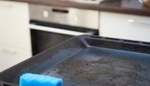 Jak vyčistit připálený plech z trouby? Pomůže vám soda, citron i starý dobrý popel