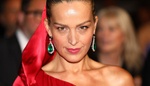 Petra Němcová dorazila do Cannes jako hastroš. Udržitelná róba měla dobrý úmysl, ale působila přeplácaně
