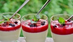 Tento dezert chutná opravdu všem! Jahodová panna cotta, která mizí ze stolu jako první