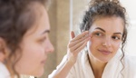Péče o tuto část našeho obličeje je velmi důležitá: Oční okolí je v létě velmi citlivé, důležitá je hydratace. Pozor na opalovací krémy i retinol, radí odbornice