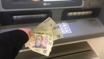 Nové bankovní poplatky bude platit daleko víc lidí než doposud. Budete muset odevzdat peníze i vy?