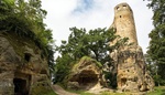 Karlštejn zná každý, ale tento hrad nabízí výhledy bez davů turistů