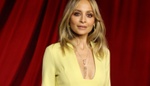 Ze života slavných: Krasavec z Emily in Paris oznámil vztah se známou herečkou, Nicole Richie dostala pohádkové módní dědictví
