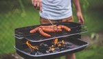 Dřevěné uhlí nebo brikety: po čem sáhnout při grilování?