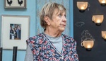 Bylo jí přes 70 a i přes nářky na nízký důchod a nedostatek příležitostí je stále neodmyslitelnou součástí obrazovky