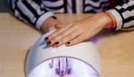 Melanom hrozí i při běžné návštěvě nehtového salonu. Dermatoložka radí, jak svou kůži chránit