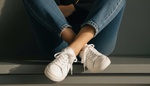 Tenisky a džínovina jako ikonická kombinace: Inspirujte se stylovými outfity pro každou příležitost
