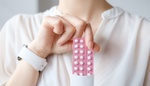 Hormonální antikoncepce se nehodí pro každou ženu. Může zvýšit riziko vzniku rakoviny, infarktu, mrtvice či trombózy