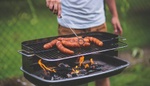 Dřevěné uhlí nebo brikety: po čem sáhnout při grilování?