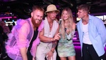 Rozdováděný Pája s Dominique, intrikář Michael v bizarním oblečku a vysmátý Mikýř. Divoká party Survivoru