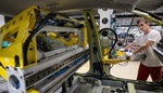 EU zmírňuje emisní normy pro automobilky. Některé přecházejí na zbrojní průmysl