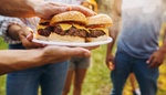 Časté chyby při grilování steaků, burgerů a klobás. Děláte je také?