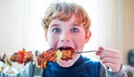Barevné kuřecí špízy na grilu