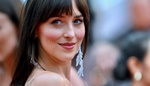 Dakota Johnson září v Cannes. Od odvážných průsvitných šatů po romantickou růžovou