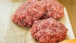 V americkém stylu: Hovězí burger s batátovými hranokami