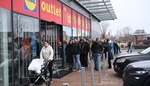 Zákazníci se prali o laciné slunečníky, teď šarvátky v Praze končí. Lidl outlet se stěhuje